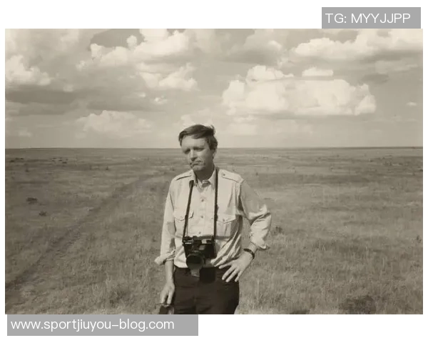 亿万富翁亚当斯的简约生活只靠睡袋和吉他电脑相伴